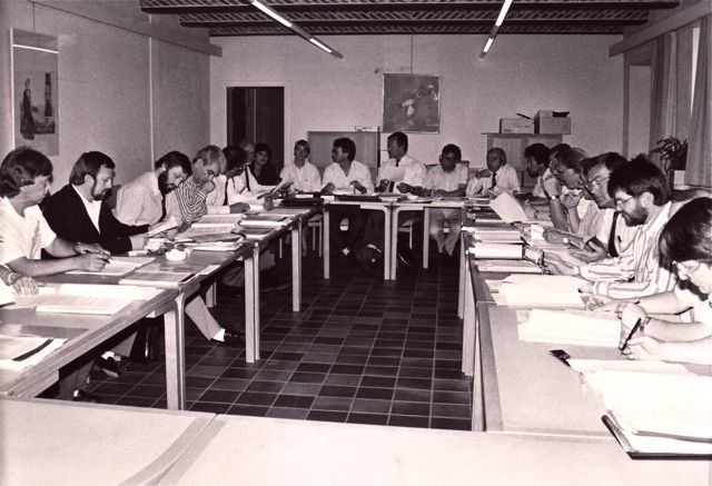 De cursus 'efficiënte liefdesbrieven schrijven'. Fons leest voor en wordt berispt om zijn expliciete taalgebruik én een zware dt-fout.